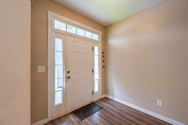 Foto del edificio - 1126 Fawn Forest Rd