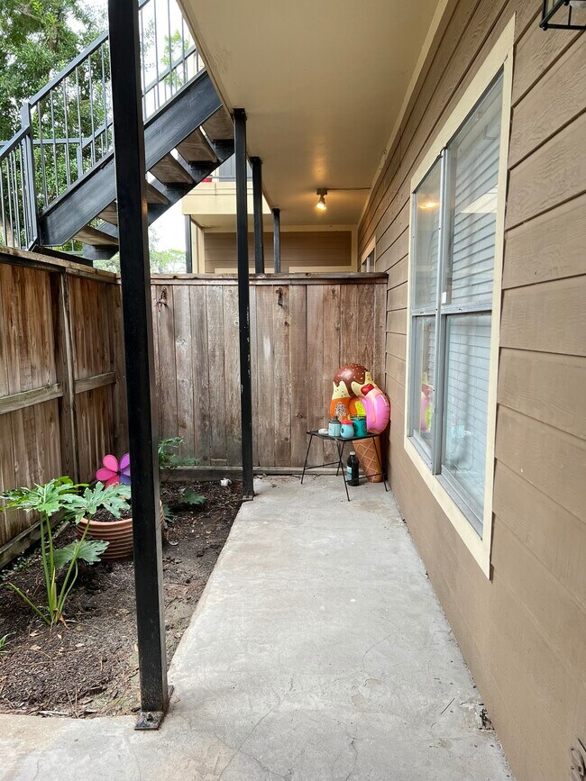 Building Photo - 728 Bering Dr