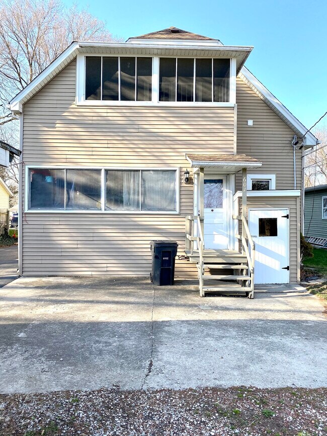 Building Photo - 607 Douglas St