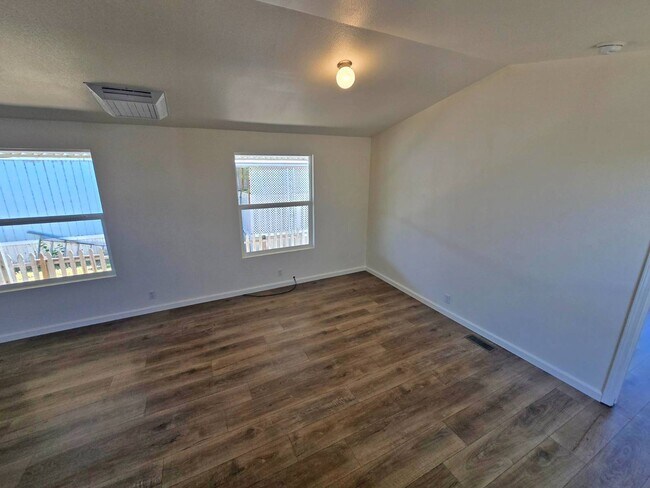Foto del edificio - 1342 Hannah Ave