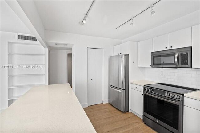 Foto del edificio - 9250 W Bay Harbor Dr