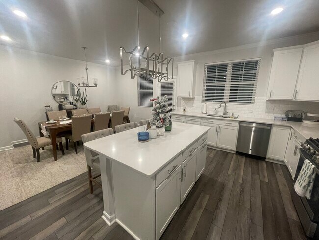 Kitchen and dining room (main floor) - 1081 Shoreside Dr