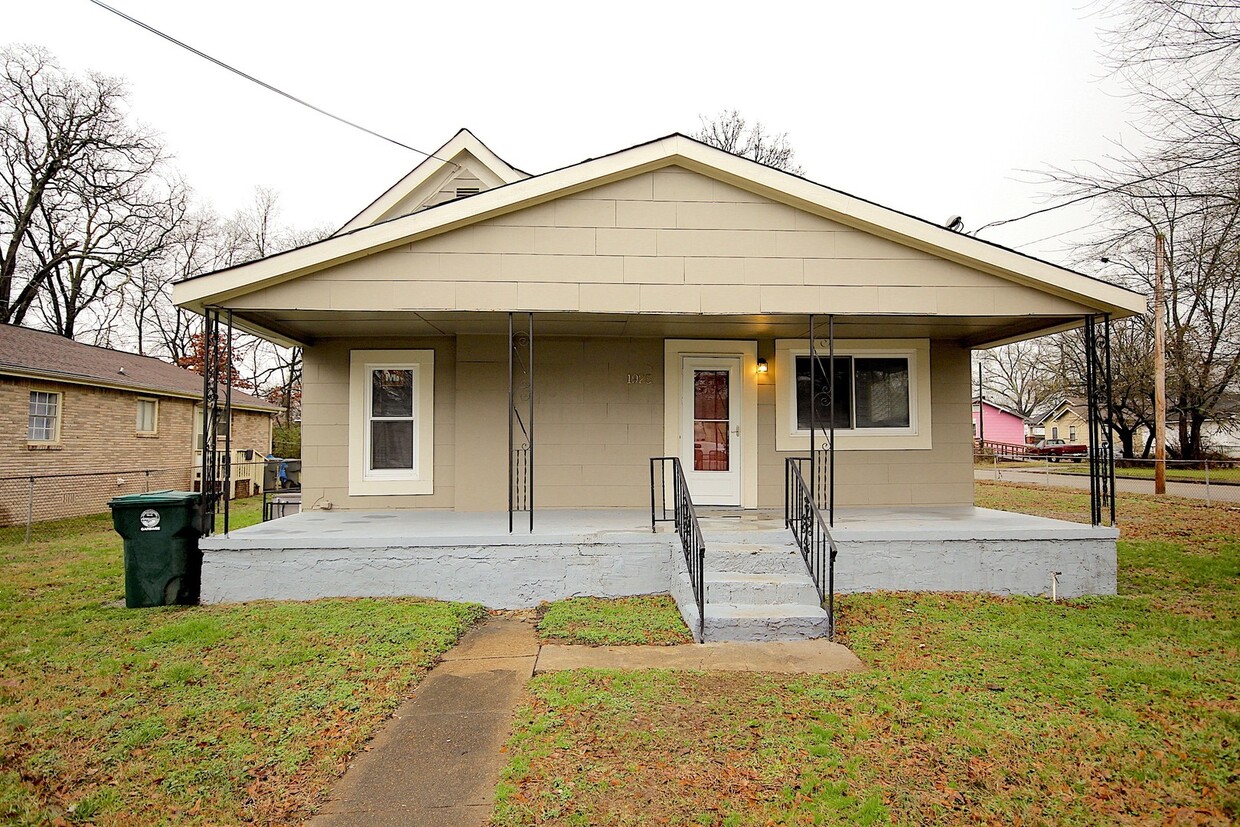 Primary Photo - Recently updated 3 bed 2 bath - Move In Re...