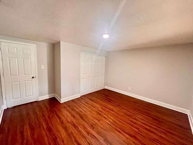 Building Photo - 5303 Oakwood Ct