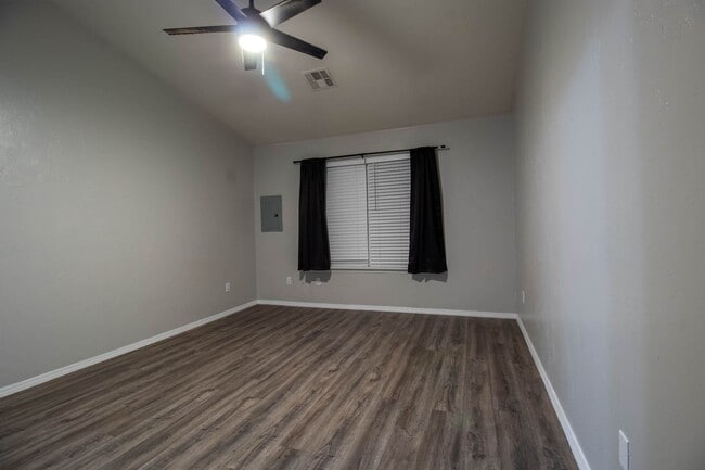 Building Photo - Cute 3BD/2BTH Duplex in Central East Norman!