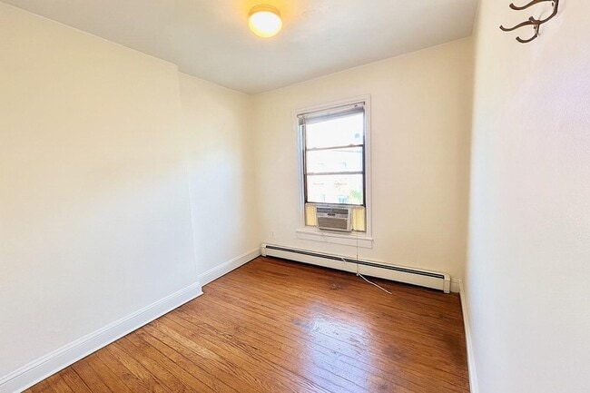 Building Photo - 209 3rd St