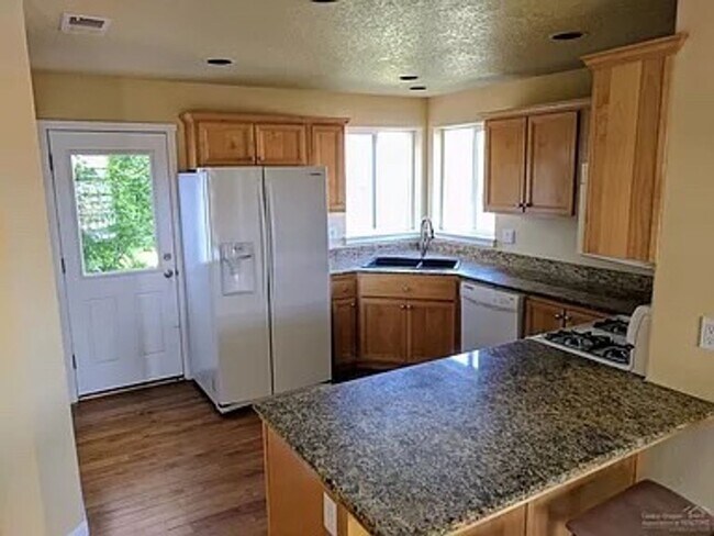 Foto del edificio - 3 Bed 2.5 Bath Home in desirable location!