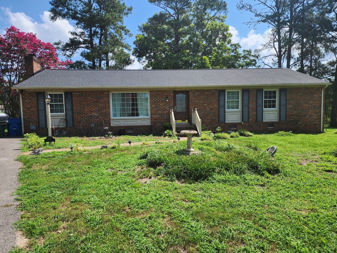 Foto principal - 8176 Surrey Ct