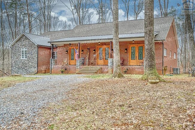 Foto del edificio - Gorgeous Spacious Brick Home