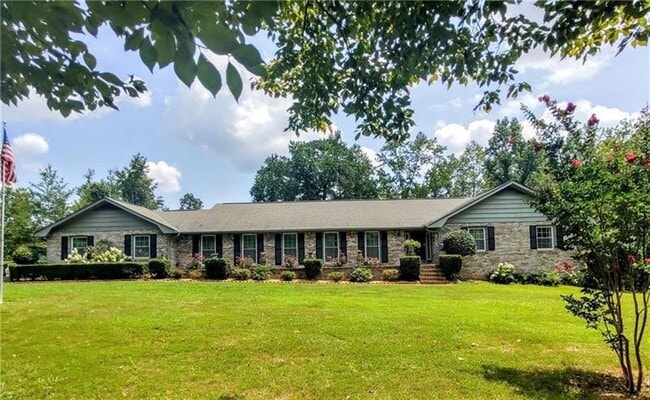 Building Photo - 208 Pine Crest Dr