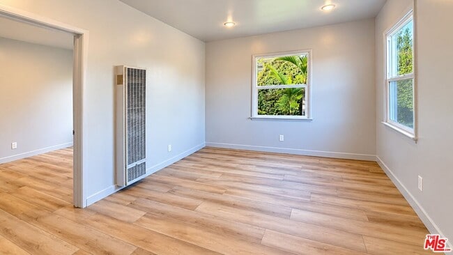 Building Photo - 1344 W 107th St