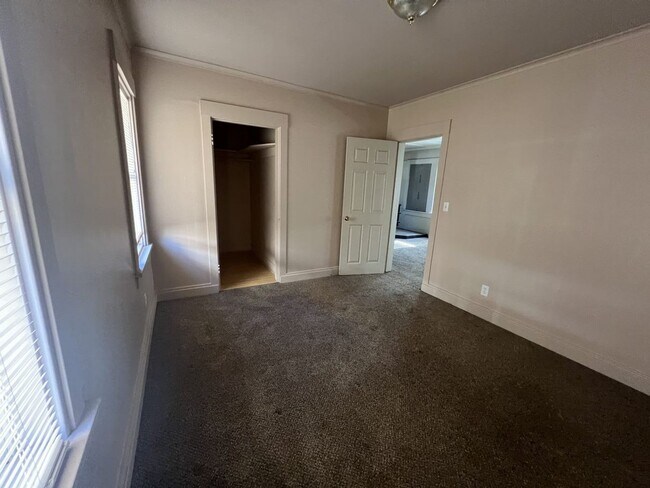 Building Photo - Charming 2 bedroom, 1-bathroom home locate...
