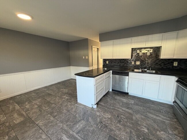 Building Photo - Newly renovated Town House for Rent 3Br / 2 Ba Section 8 Welcome !