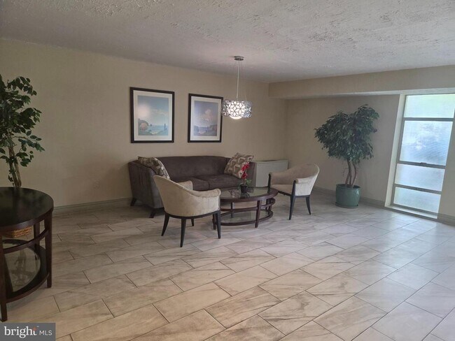 Building Photo - 7420 Lakeview Dr