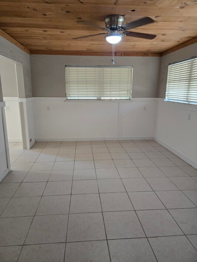 Building Photo - 6945 Hibiscus Ave S