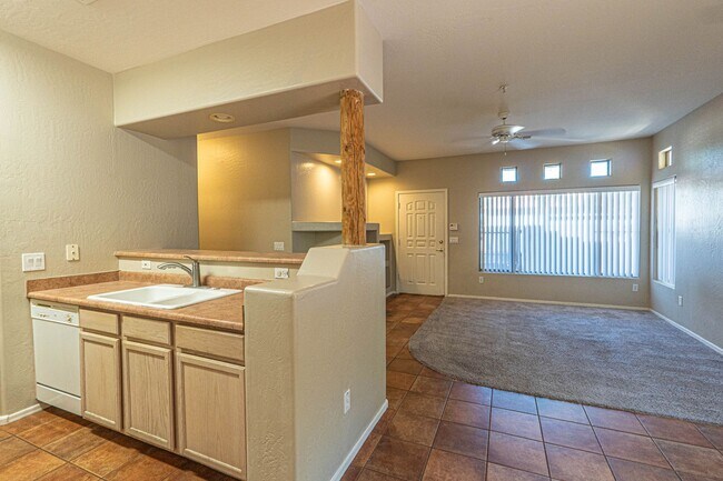 Foto del edificio - Spacious 2 Bed / 2 Bath Condo in Prime Cha...