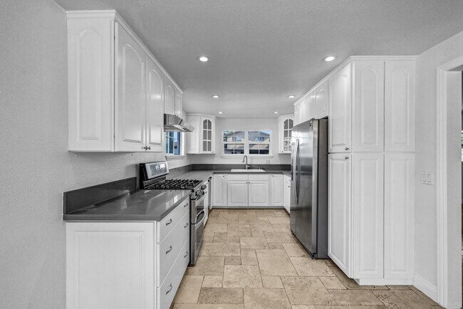 Building Photo - 13933 Saranac Dr