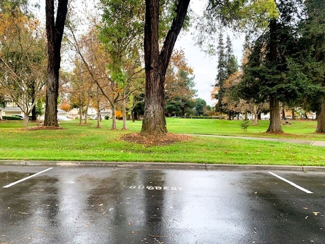 Building Photo - Charming Single-Story Duet in Danbury Park...