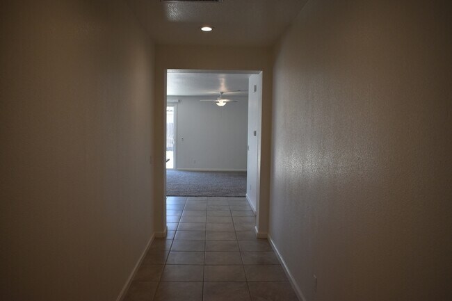 Building Photo - 4457 Jennifer Wy