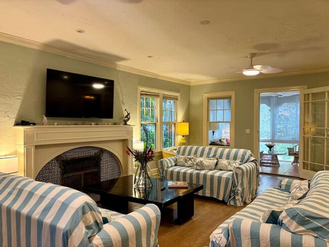 Building Photo - 519 28th St