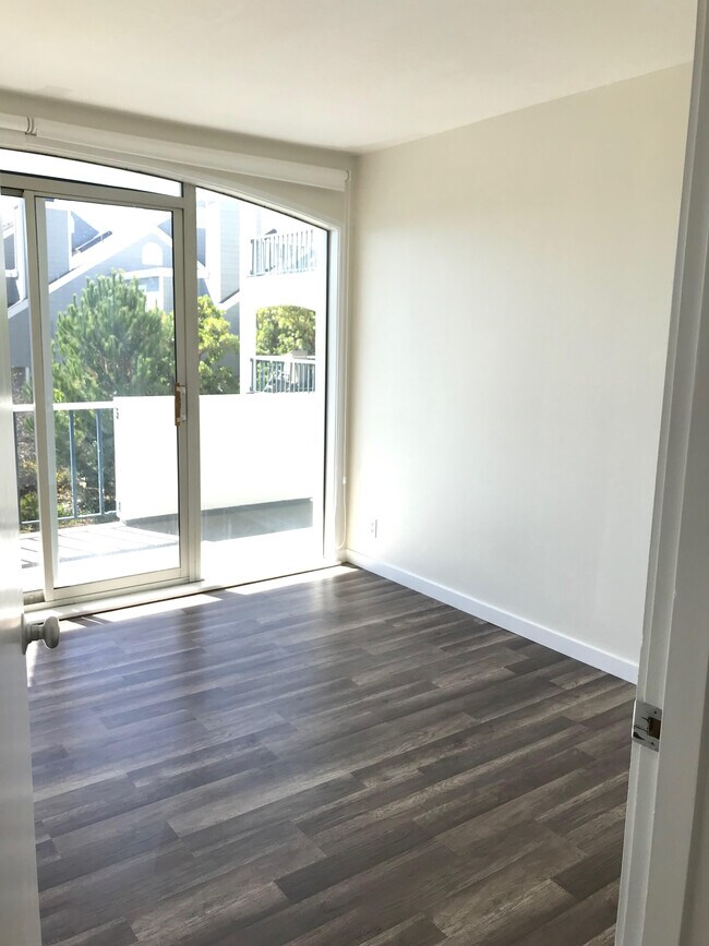 Foto del edificio - 5221 Shelter Bay Ave