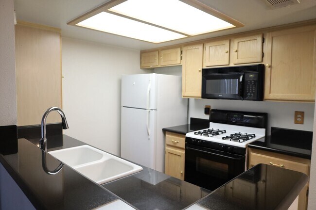 Foto del edificio - 7100 Pirates Cove Rd