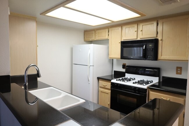 Building Photo - Lovely One Bedroom One Bathroom Apartment!