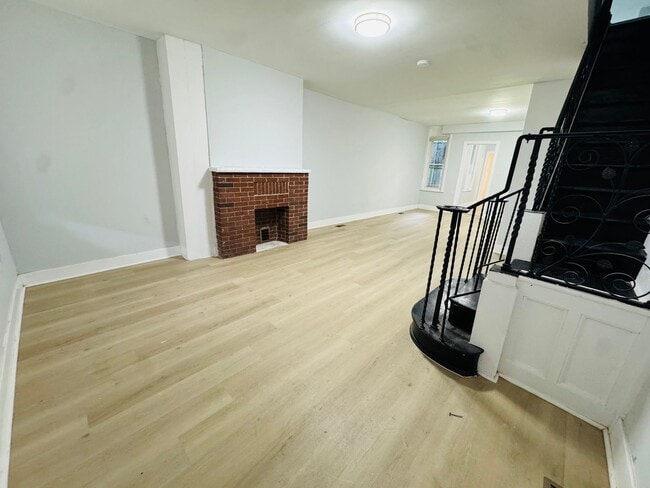 Building Photo - Remodeled 4bd/1.5 bath House with Rear yar...