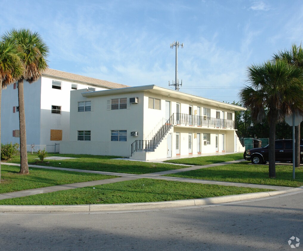 Foto principal - 1999 NE 168th St