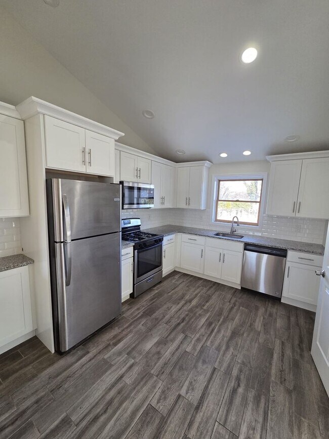 Building Photo - 895 Salem Dr