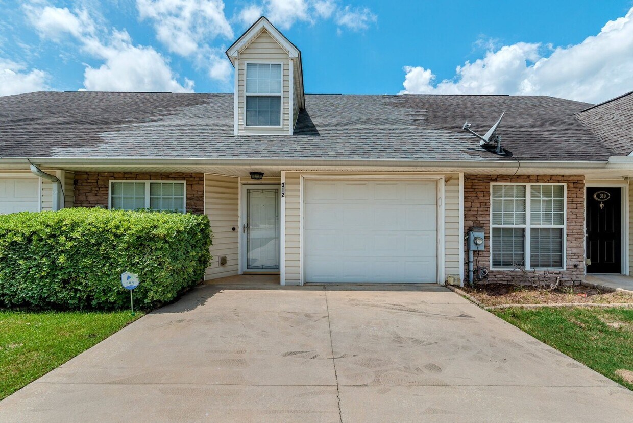 Foto principal - $1750 - Updated 3 bed/3 bath house conveni...