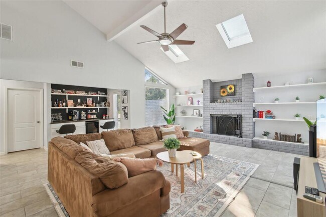 Foto del edificio - 14115 Briarhills Pkwy