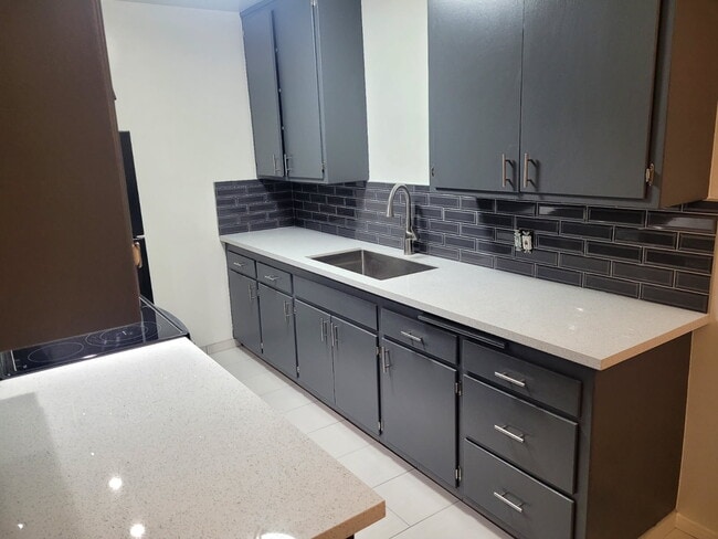 Building Photo - 200 N Cedar Ave