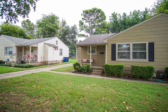 Foto del edificio - Gorgeous duplex unit on large lot with garage -- NO PETS ALLOWED