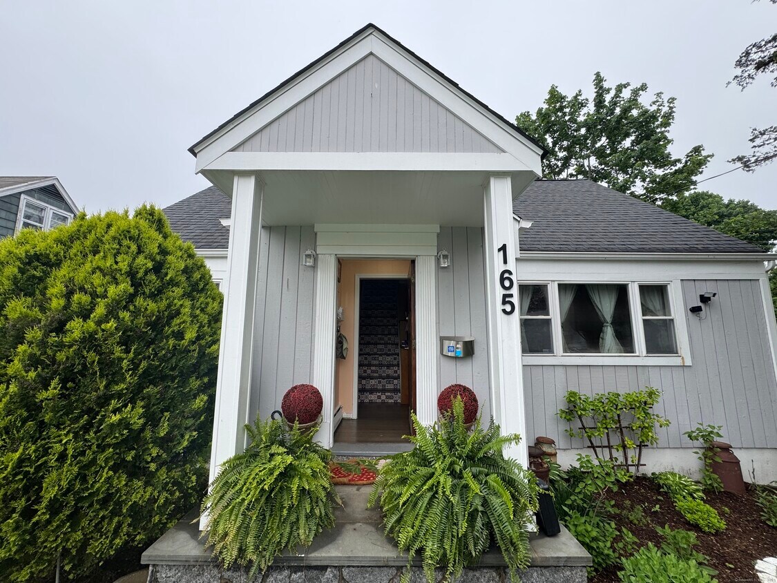 Foto principal - 165 Greenfield Dr