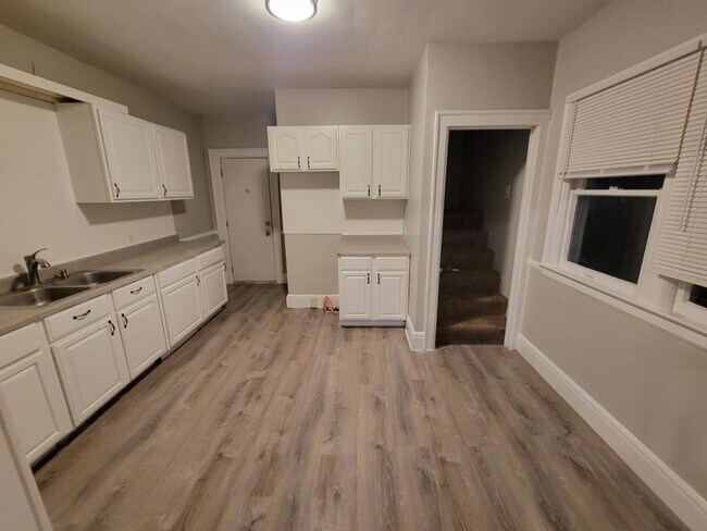 Foto del edificio - Beautifully updated large spacious home.  ...