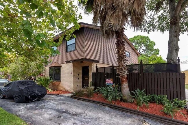 Building Photo - 421 Palm Ave N