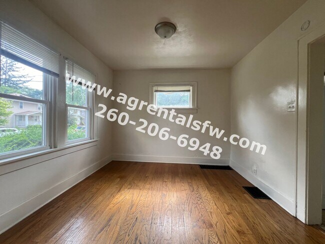 Building Photo - 2 Bedroom House