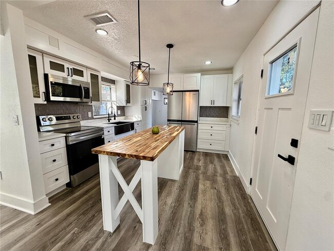 Building Photo - 6124 Dogwood Dr