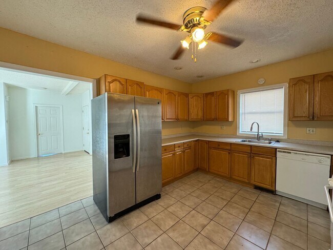 Foto del edificio - Spacious Pet OK 3-Bedroom Rental W/ Modern...