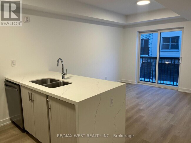 Photo du bâtiment - 200 Railway Engine House Way