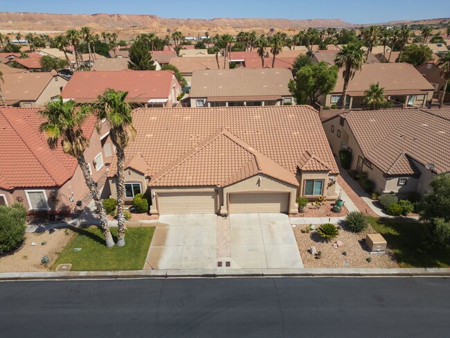 Building Photo - Beautiful 2-Bedroom Townhome in Sunset Green!