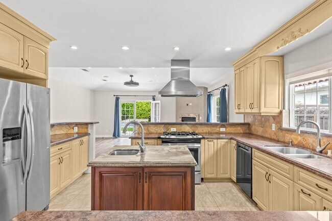 Building Photo - 5027 Ledge Ave