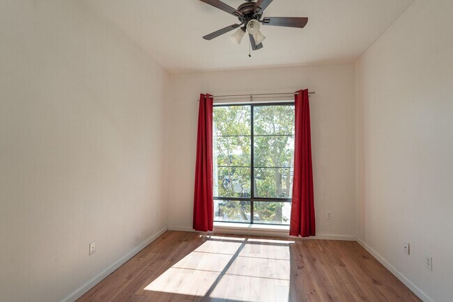 Building Photo - Excellent Downtown SJ Location! Light and ...