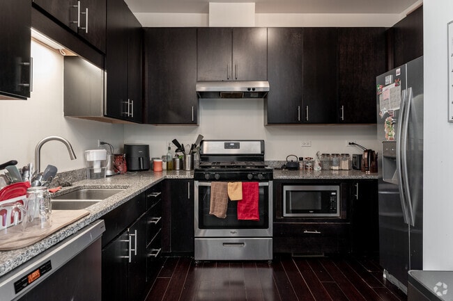 2BR, 2BA - 1142SF - 1244 W Devon Ave