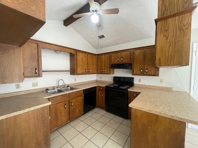 Building Photo - Brookhaven Estates Stockwell Area! Move In...
