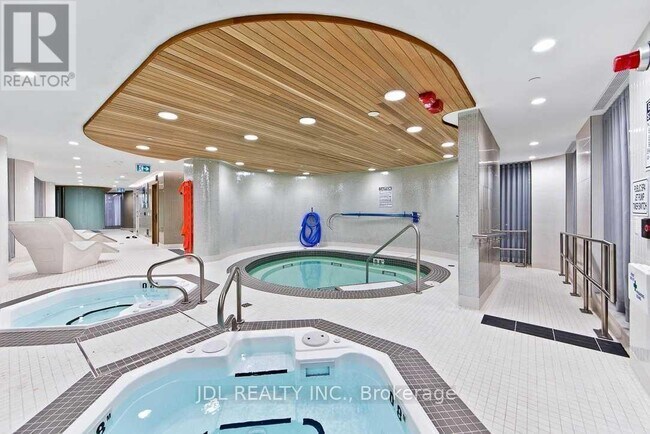 Photo du bâtiment - 56 Forest Manor Rd