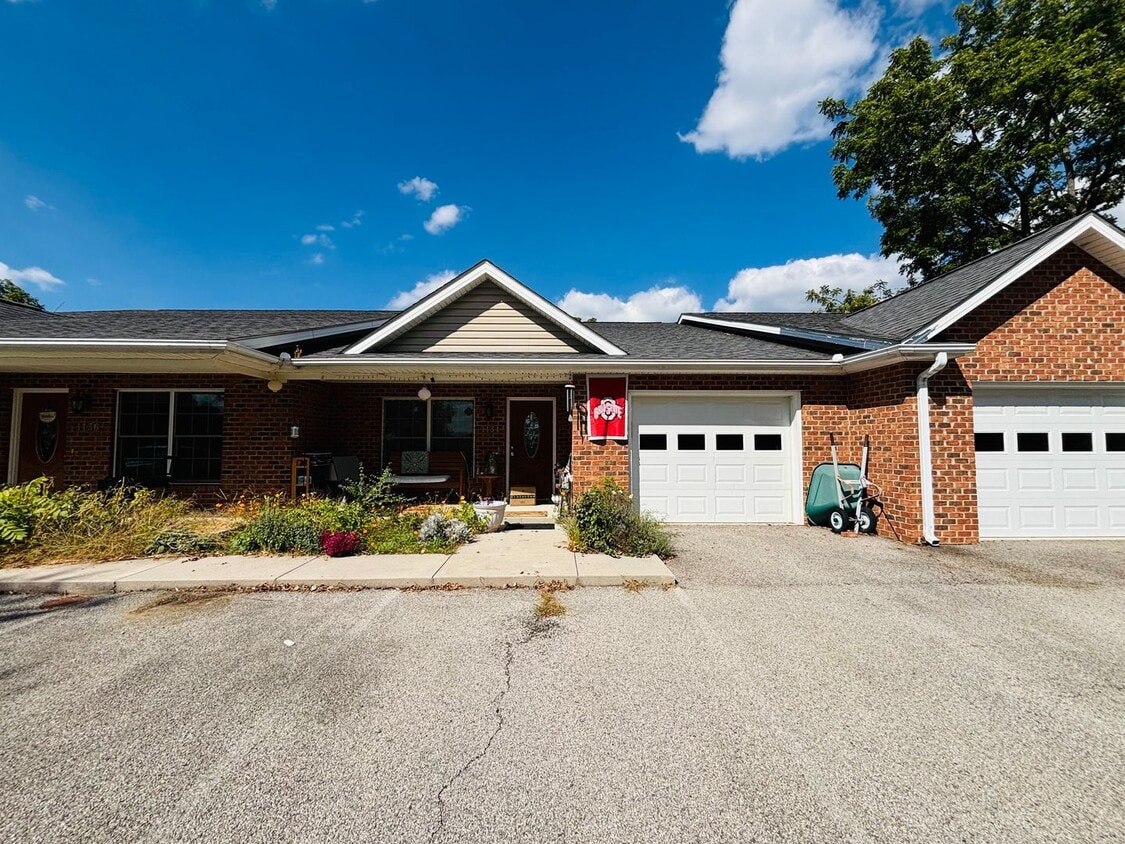 3 Bedroom, 2 Bath Townhouse - 3 Bedroom, 2 Bath Townhouse