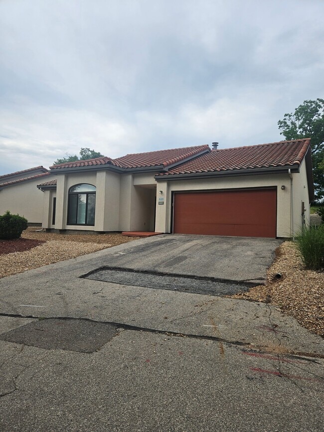Building Photo - 648 Racquet Club Dr