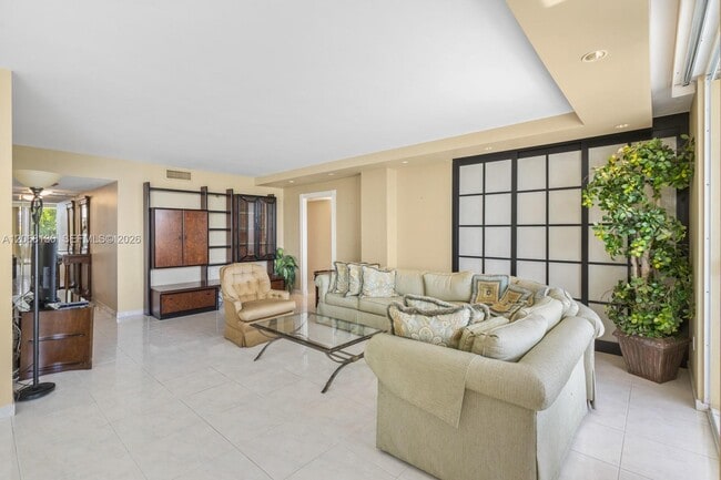 Building Photo - 1420 Brickell Bay Dr